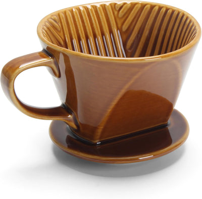 Cafetera de cerámica marrón para verter café