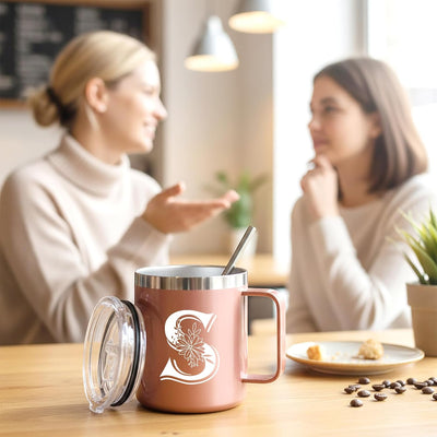Taza de café aislada con tapa y asa personalizada con letra S para mujer