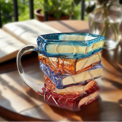 Taza de café pintada en 3D con diseños de libros apilados
