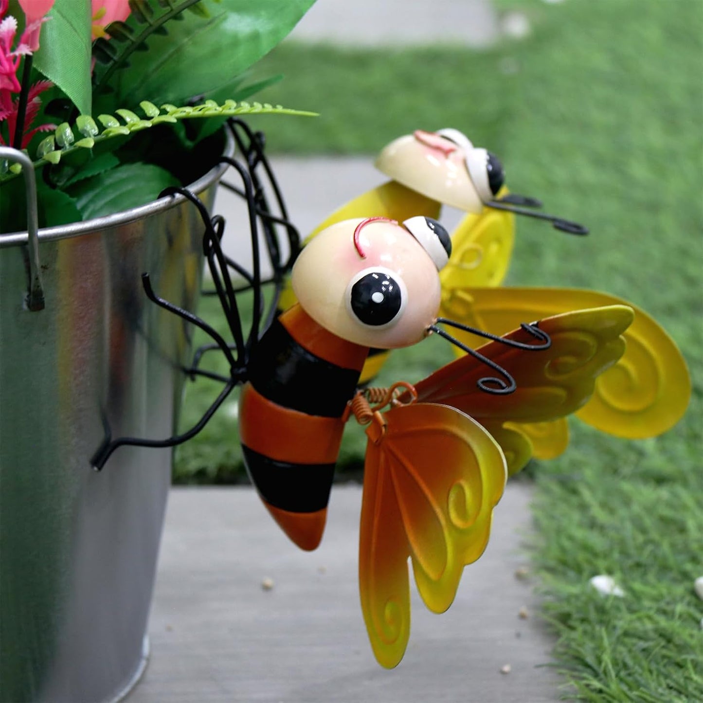 Escultura abeja metal amarillo naranja colgante exterior