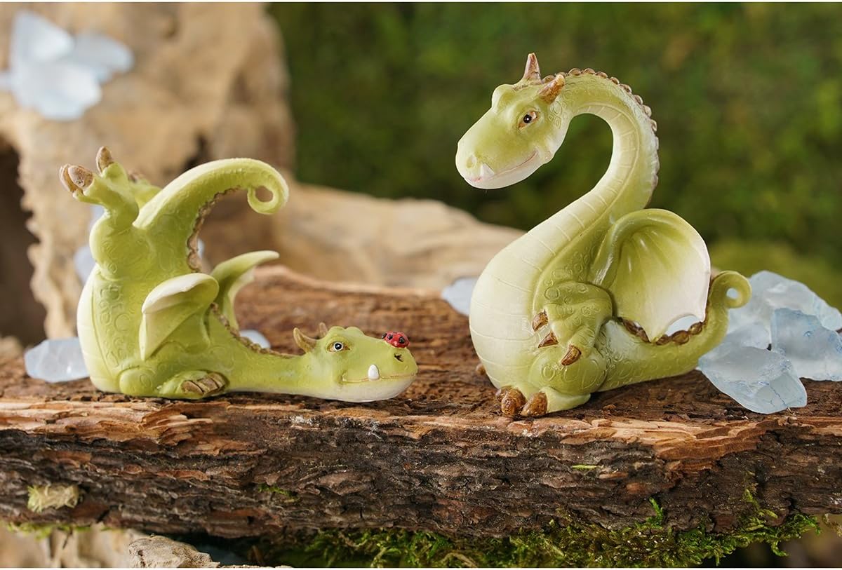 Figurita hada dragón verde con mariquita