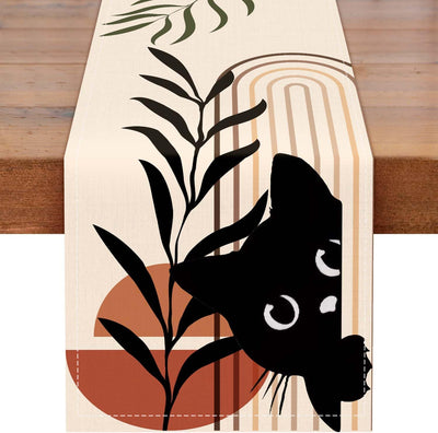 Camino mesa bohemio con gato negro estilo rústico