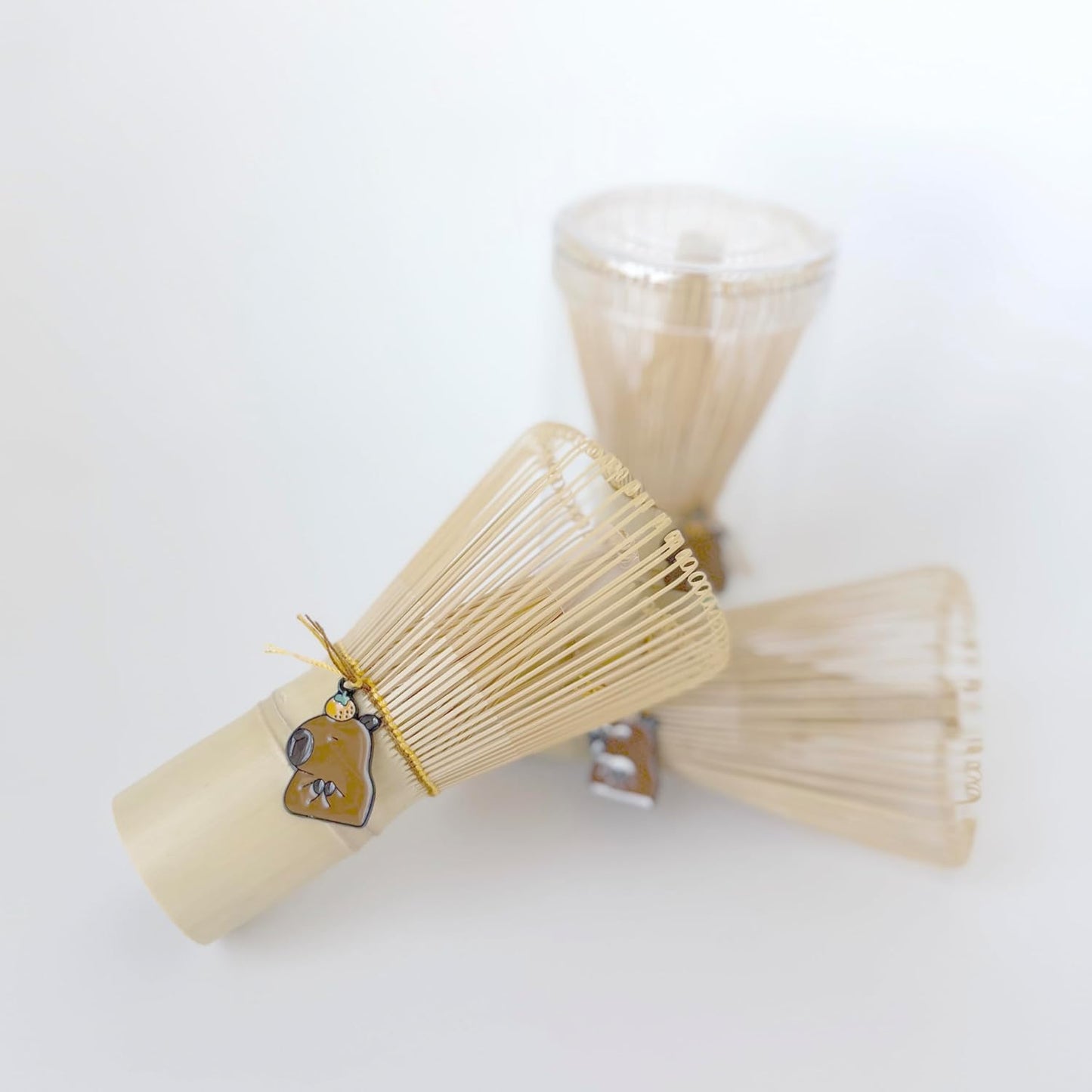 Cuchara de matcha de bambú natural con charm de capibara