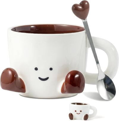 Taza de café de cerámica cara feliz con cuchara y adorno