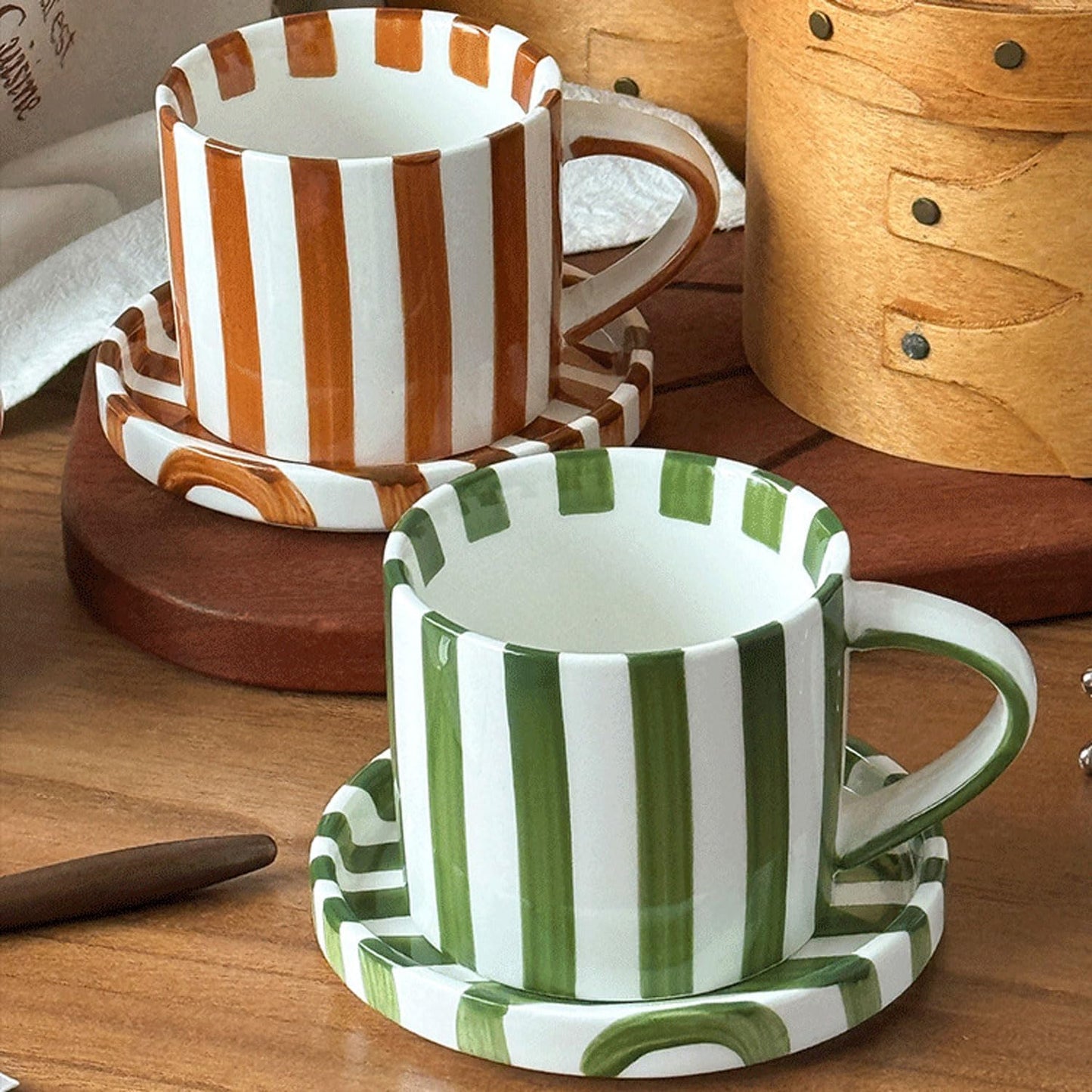 Juego de tazas y platillos de cerámica pintados a mano con rayas verdes