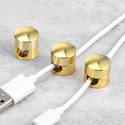 Mesita soporte adhesivo dorado para cables y cargadores
