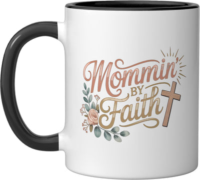 Taza cerámica Mommin' por Faith, Familia, Amor y Cristiana en Negro/Blanco