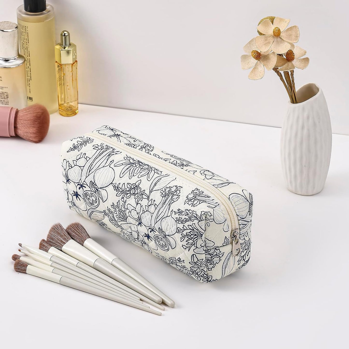 Bolsa maquillaje acolchada con flores azul marino