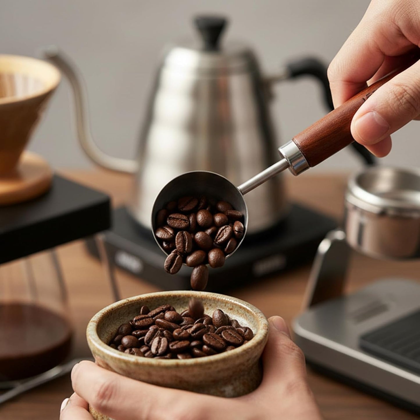 Cuchara medidora vintage de metal con mango de madera para café y té