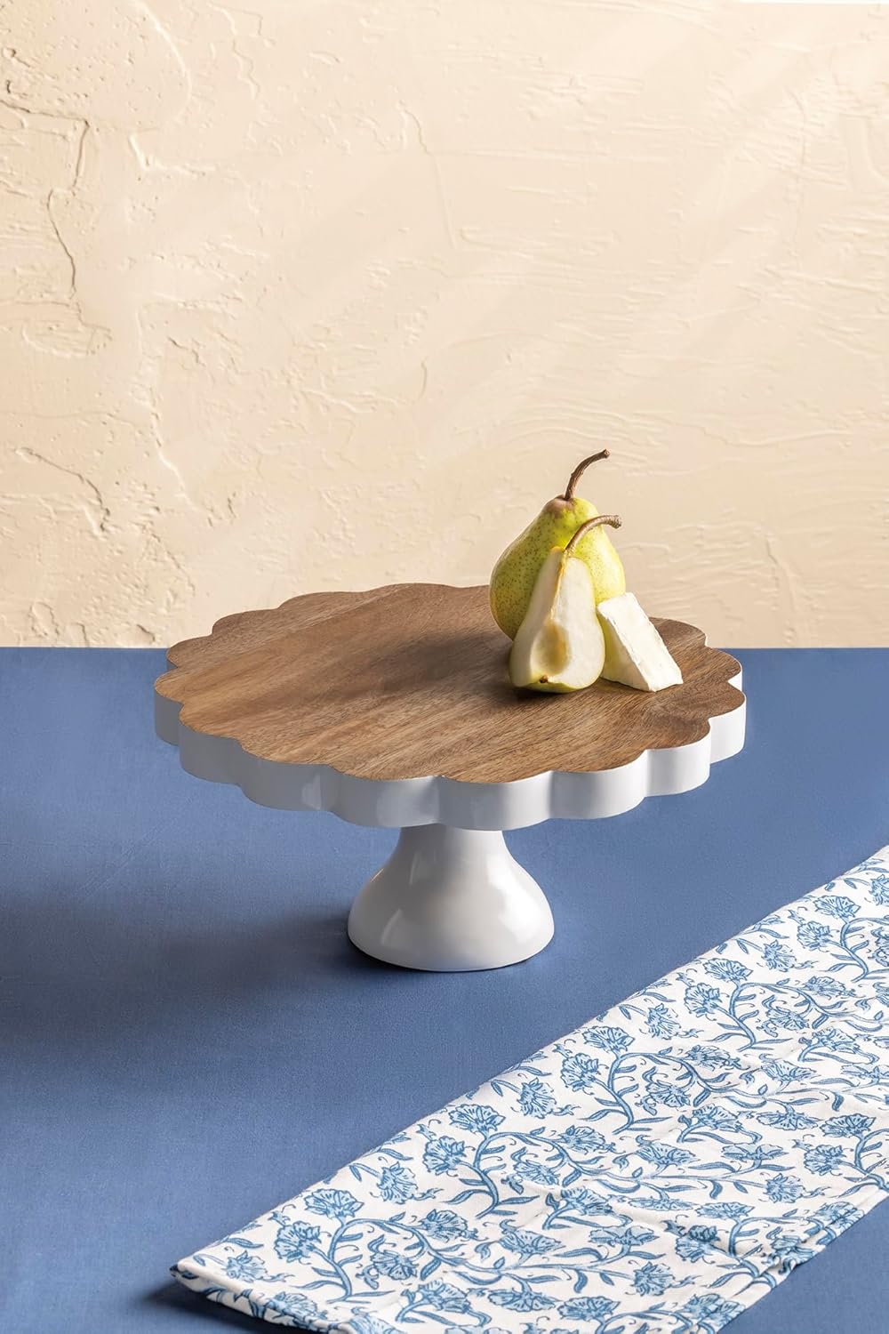 Servidor pedestal festoneado de madera