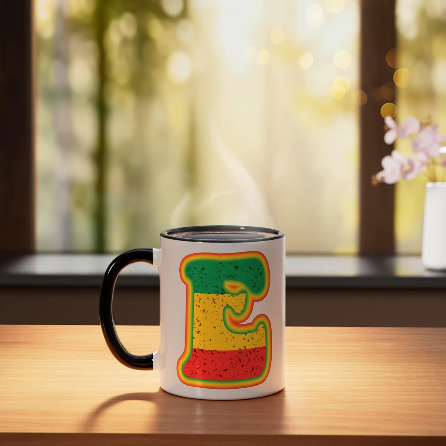Taza artística retro letter E desgastada en rojo, amarillo y verde