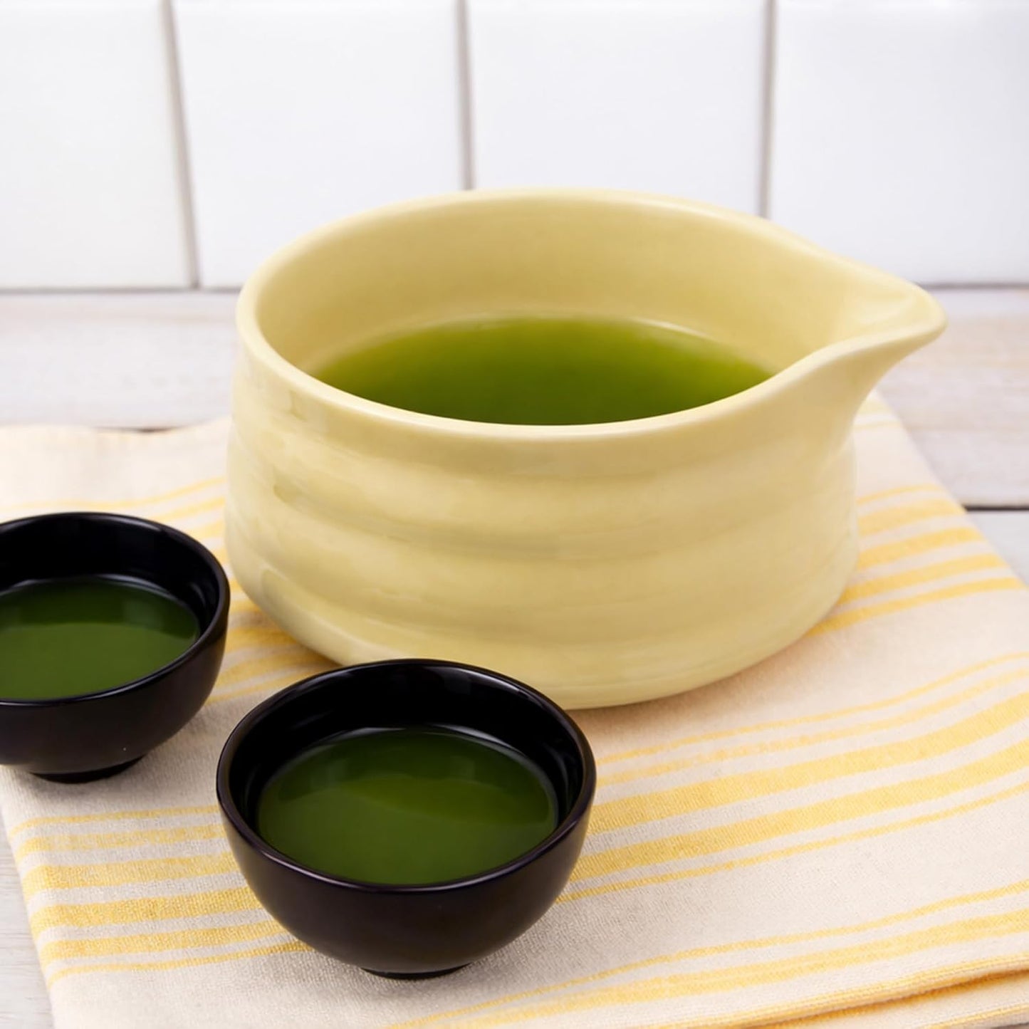 Cuenco de cerámica para matcha BlendWell con boquilla amarillo claro