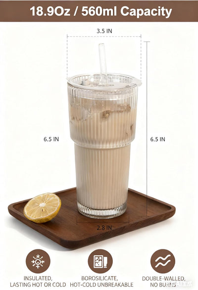 Vaso vidrio pajilla diseño acanalado transparente aislado con tapa