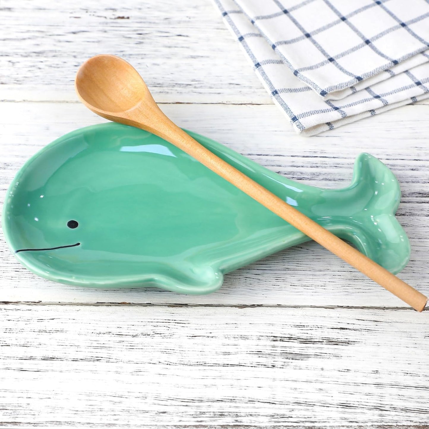 Soporte de cuchara en forma de ballena con cuchara de madera y cerámica