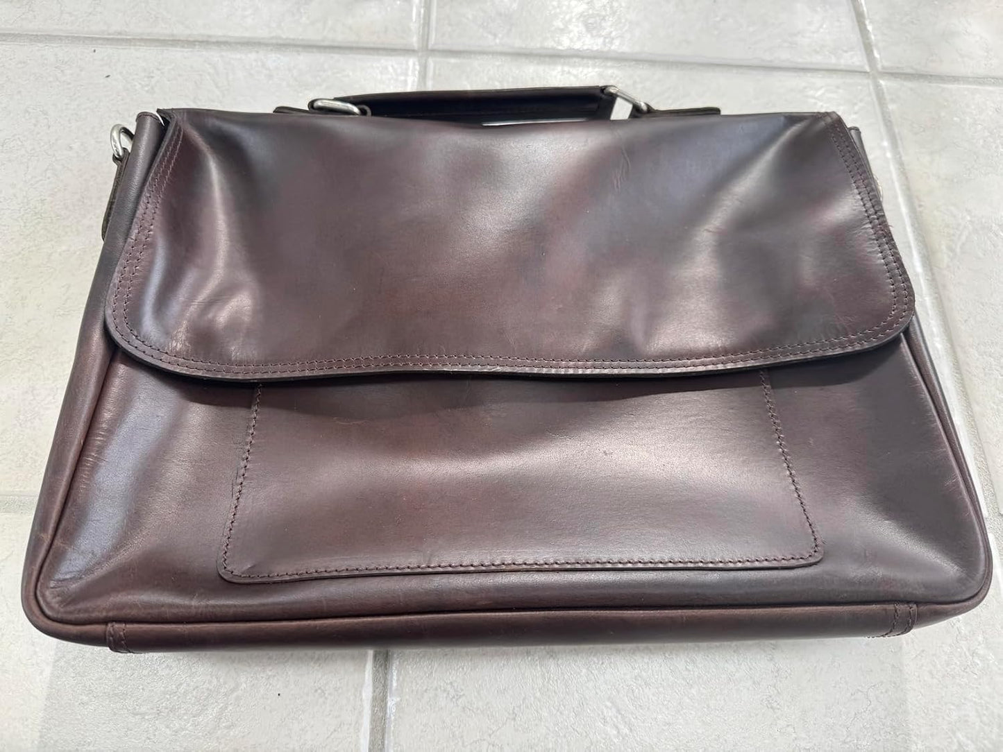 Maletín cuero para hombre con compartimento laptop 15.6pulg