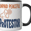 Taza de cerámica Unpaid Peaceful Protestor negra/blanca
