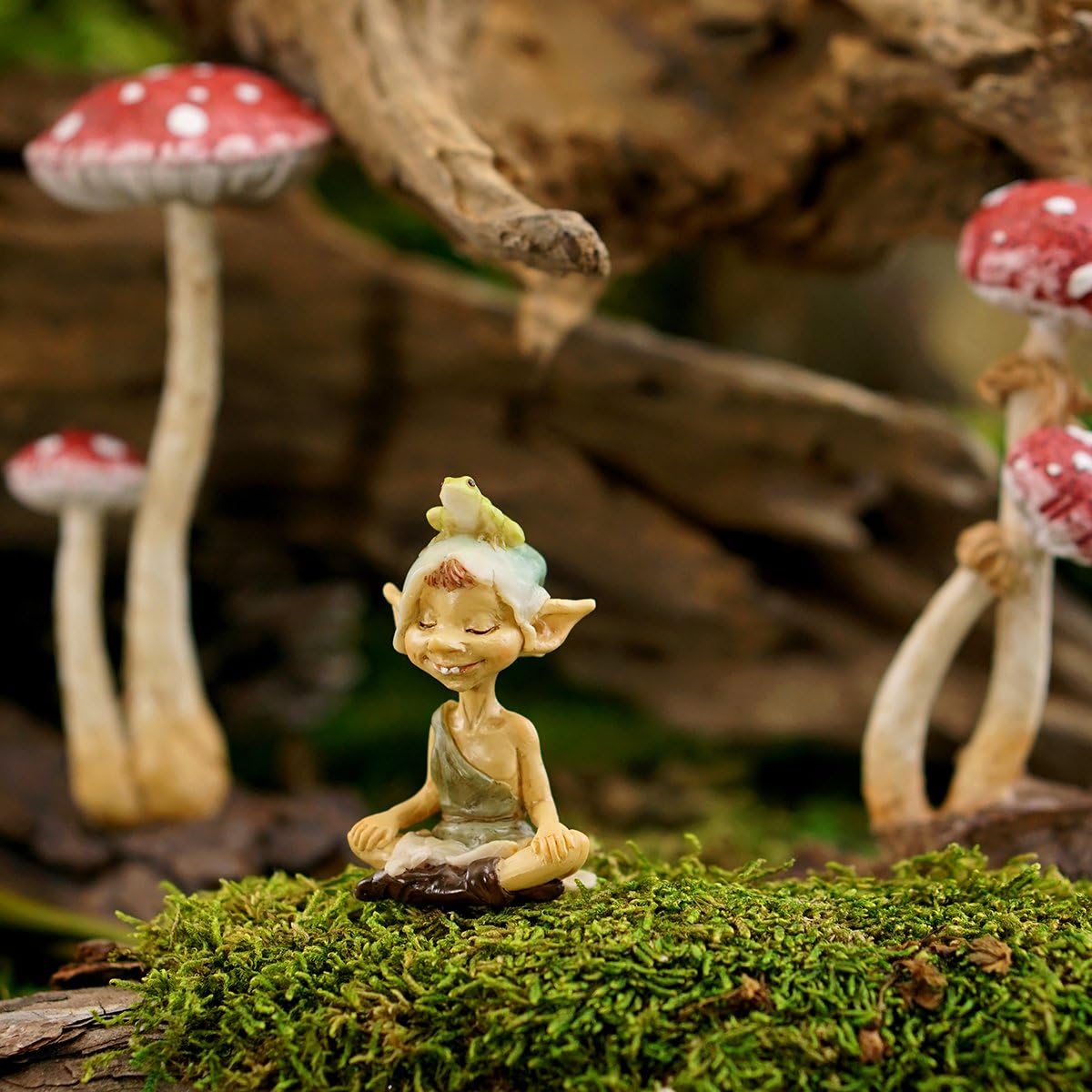 Figura hada meditando con rana terrario