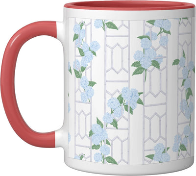 Taza cerámica Coquette Preppy con hidrangenas azul claro en trellis chinoiserie rojo/blanco
