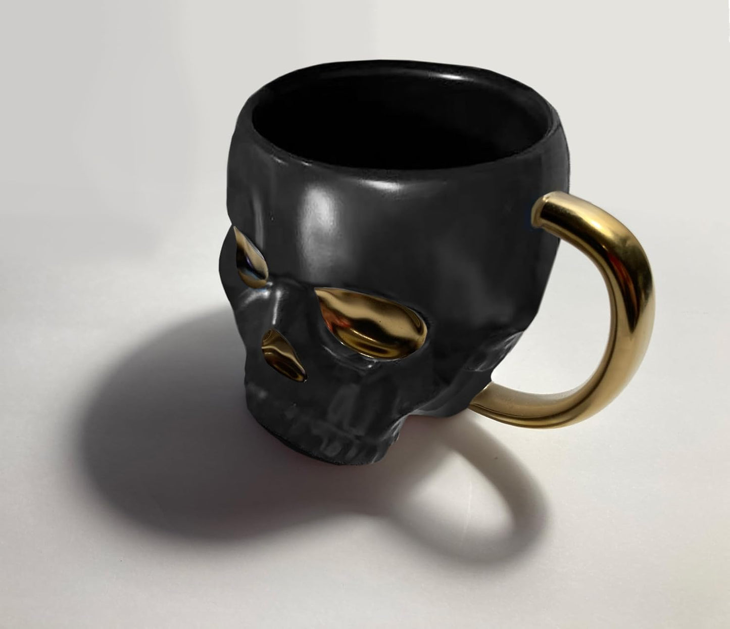Taza grande de cerámica con diseño de calavera negra y ribete dorado