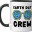 Taza cerámica Earth Day Crew en negro/blanco