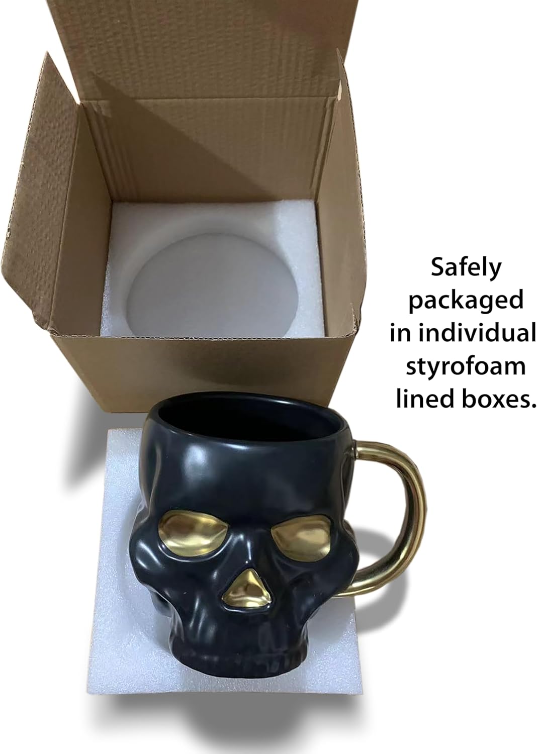 Taza grande de cerámica con diseño de calavera negra y ribete dorado