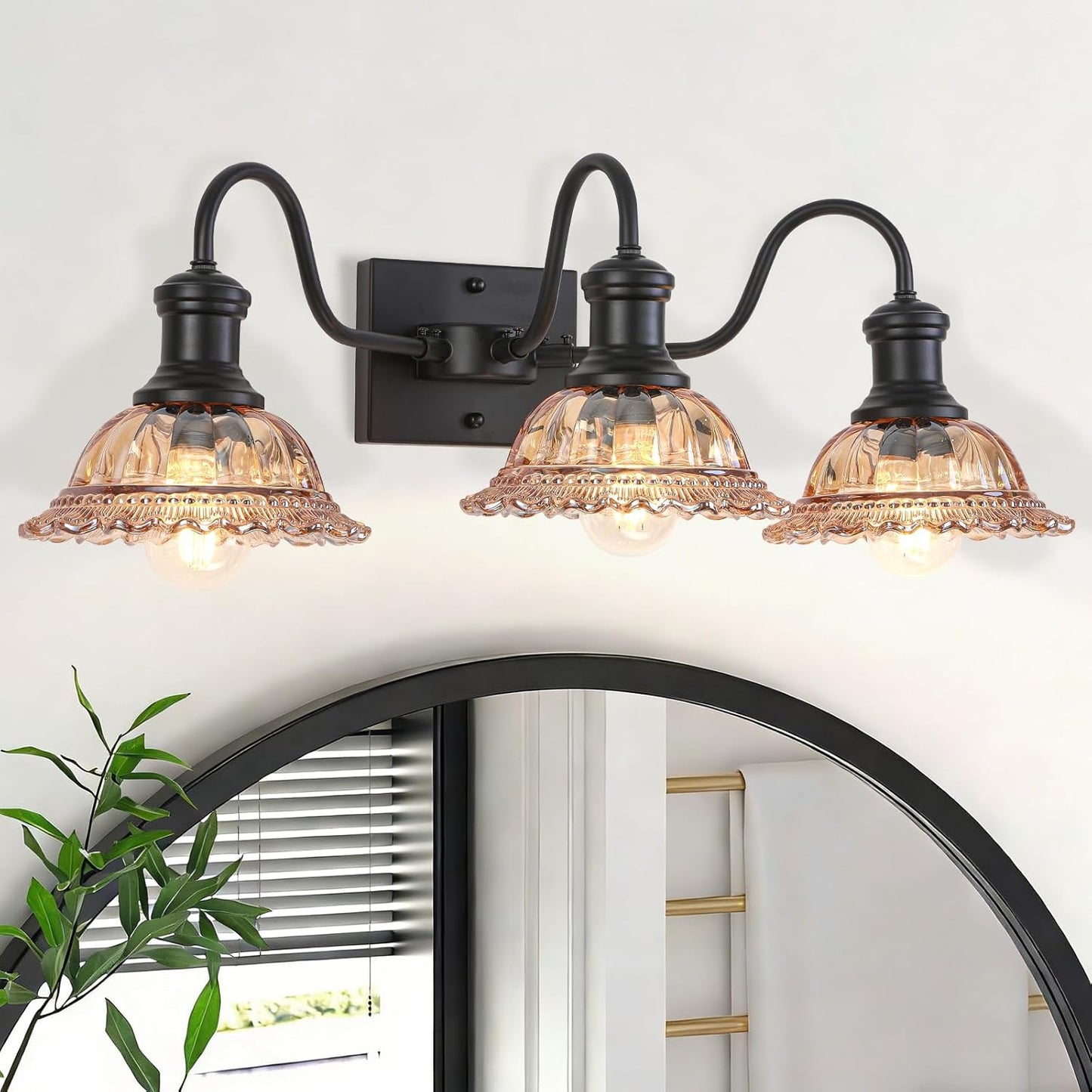 Lámpara baño negra 3 luces pantalla vidrio ámbar aplique granja