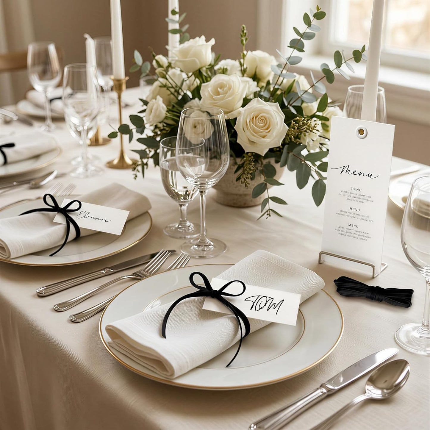 Tarjetas de lugar con cinta de terciopelo negro para bodas y eventos