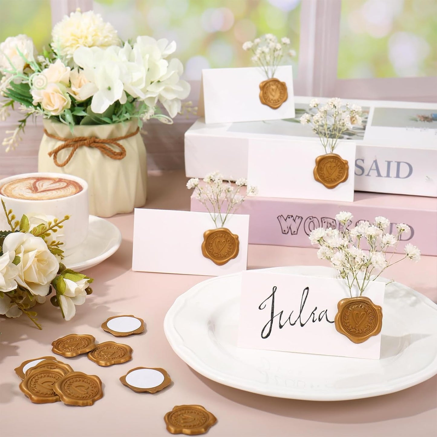 Tarjetas de lugar de boda Whaline con sellos de cera bronce sin flores secas
