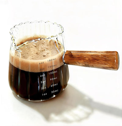 Taza medidora de café expreso con mango de madera y boquilla en V