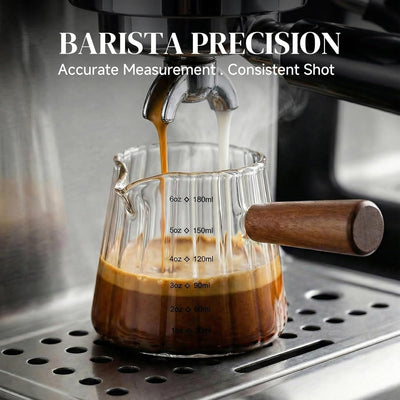 Taza medidora café expreso 6oz vidrio borosilicato mango aislado