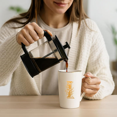 Taza café personalizada con letra I y flor para mujer