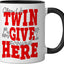 Taza cerámica color rojo con gráfico chin up twin negro/blanco