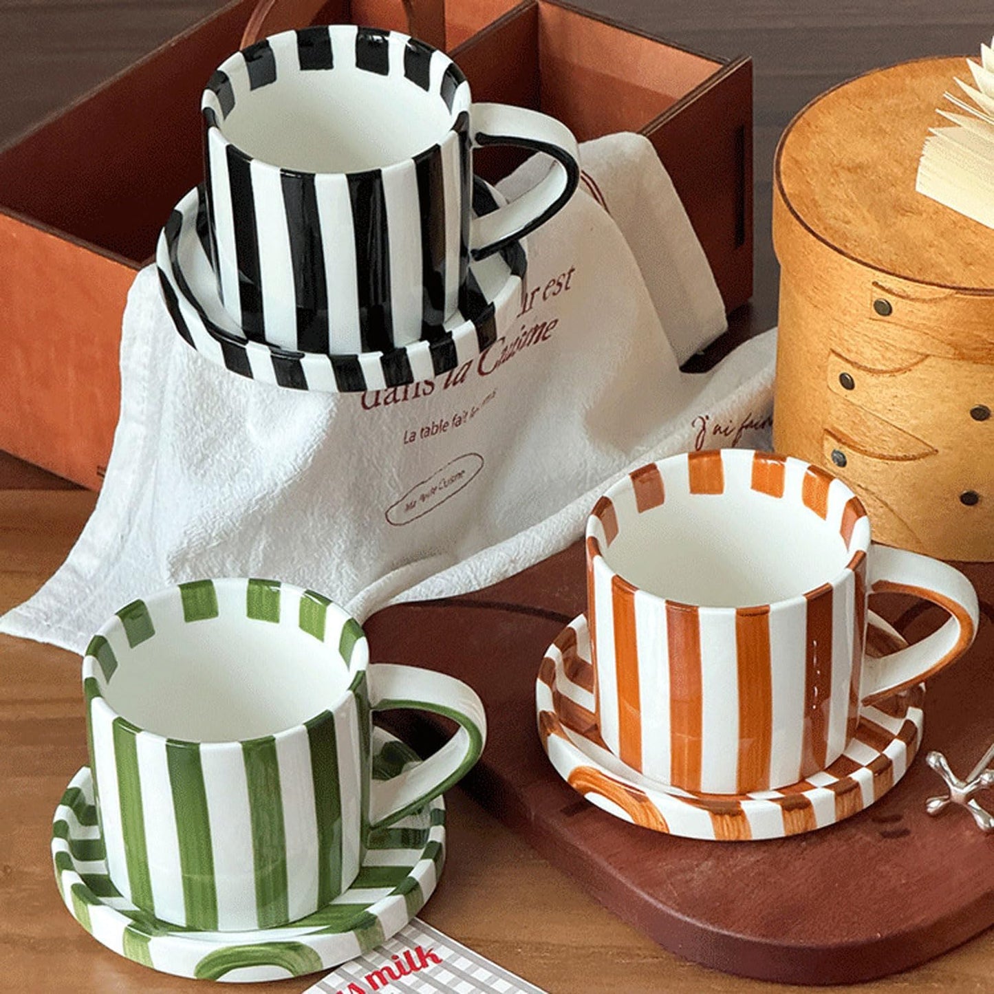 Juego de tazas y platillos de cerámica pintados a mano con rayas verdes