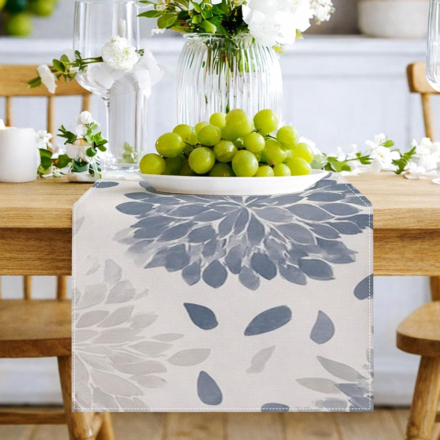 Camino de mesa rústico de arpillera 13 x 72 pulgadas con patrón floral azul y gris