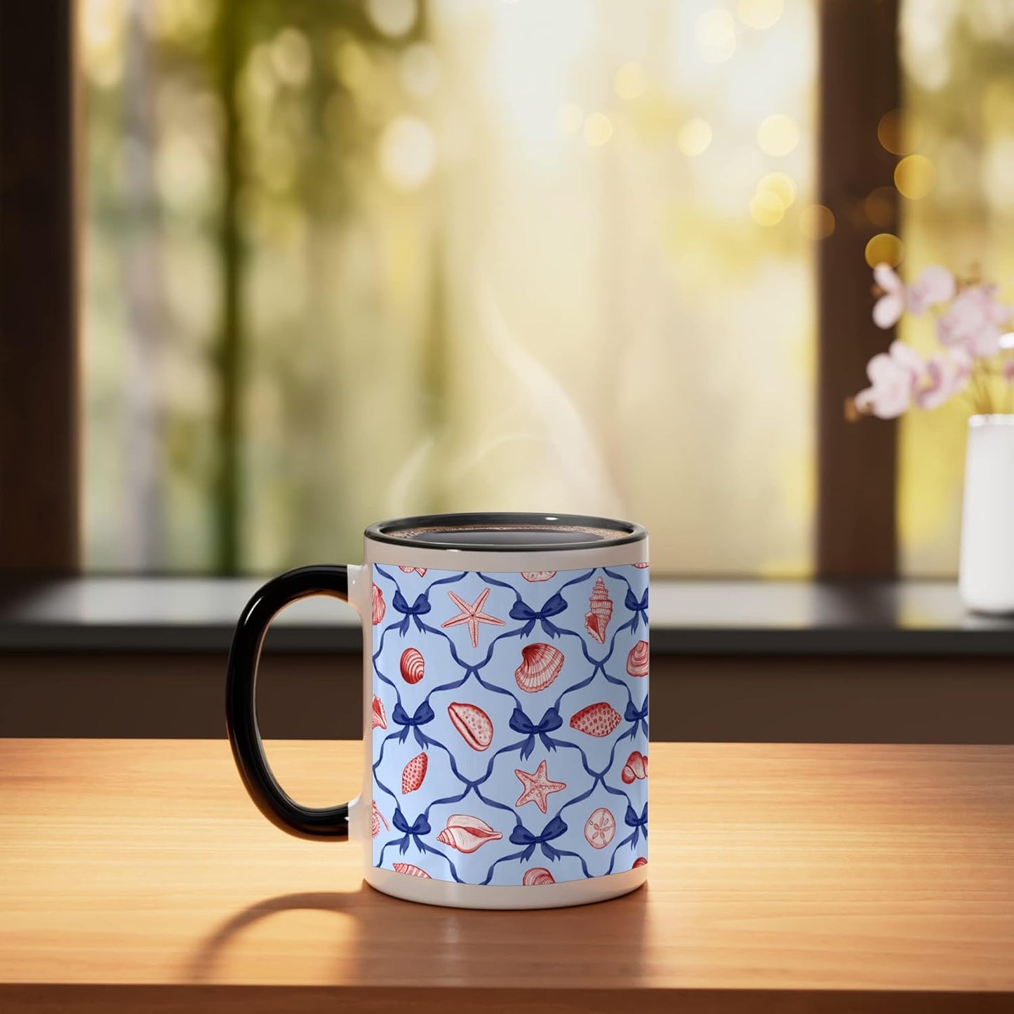 Taza cerámica Preppy Coastal con conchas, estrellas de mar y cintas rojas y azules