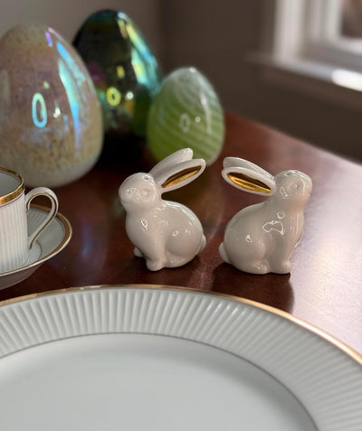 Juego de sal y pimienta de conejo de Pascua cerámica con orejas metálicas doradas