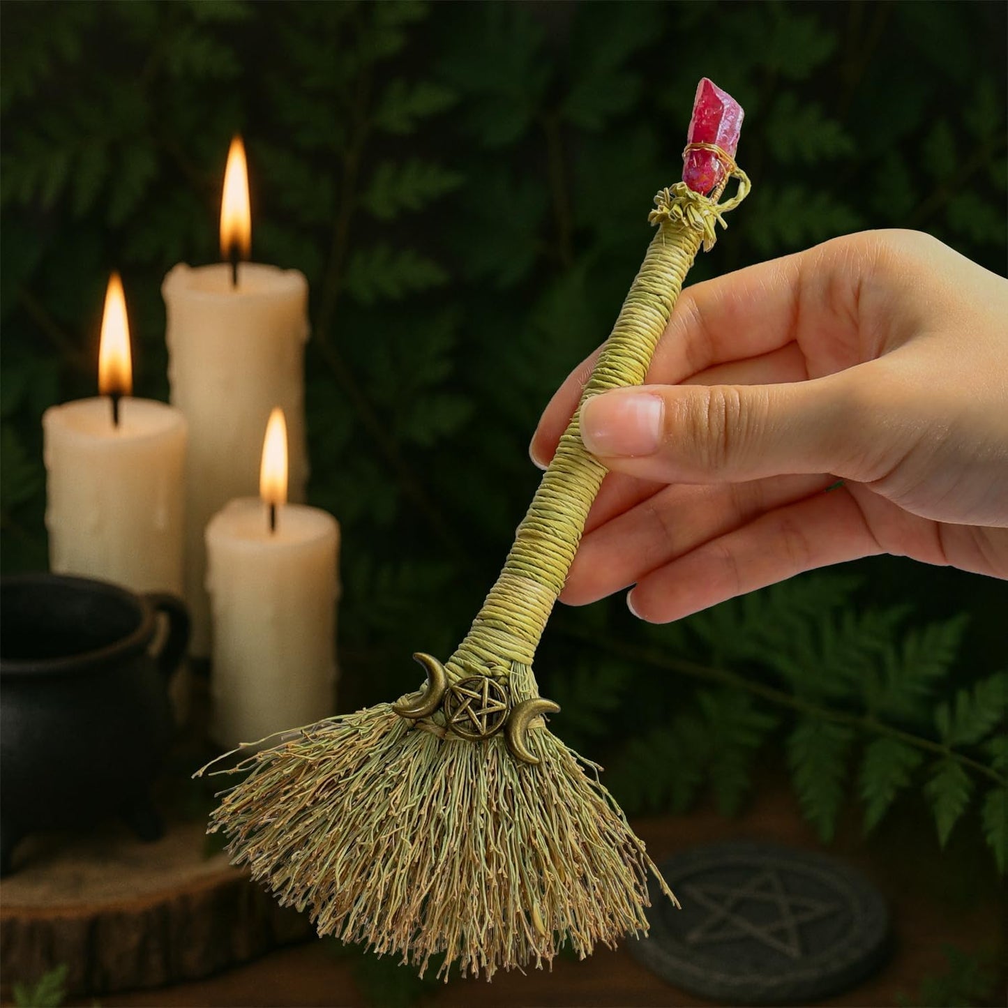 Mini escoba altar bruja cristal rojo luna triple