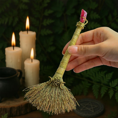 Mini escoba altar bruja cristal rojo luna triple