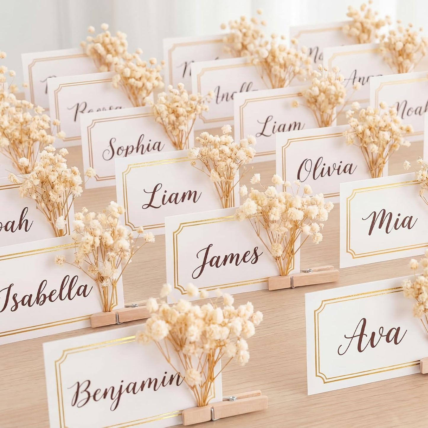 Paquete de 50 tarjetas de lugar de boda con clip de madera y aliento de bebé dorado