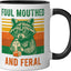 Taza cerámica de raccoon malhablado y feral negra/blanca