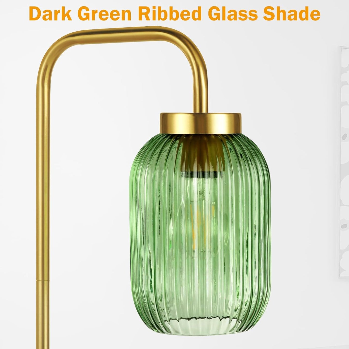 Lámpara de pie moderna dorada con sombra vidrio verde ribeteado