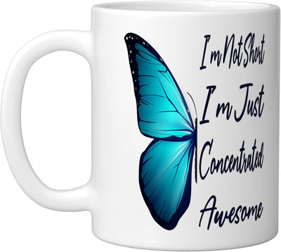 Taza de cerámica para chica alta divertida con mensaje 'No soy baja solo estoy concentrada'