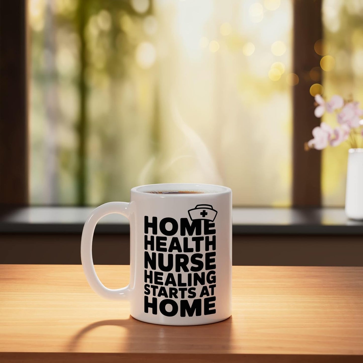 Taza cerámica para enfermera en casa blanca
