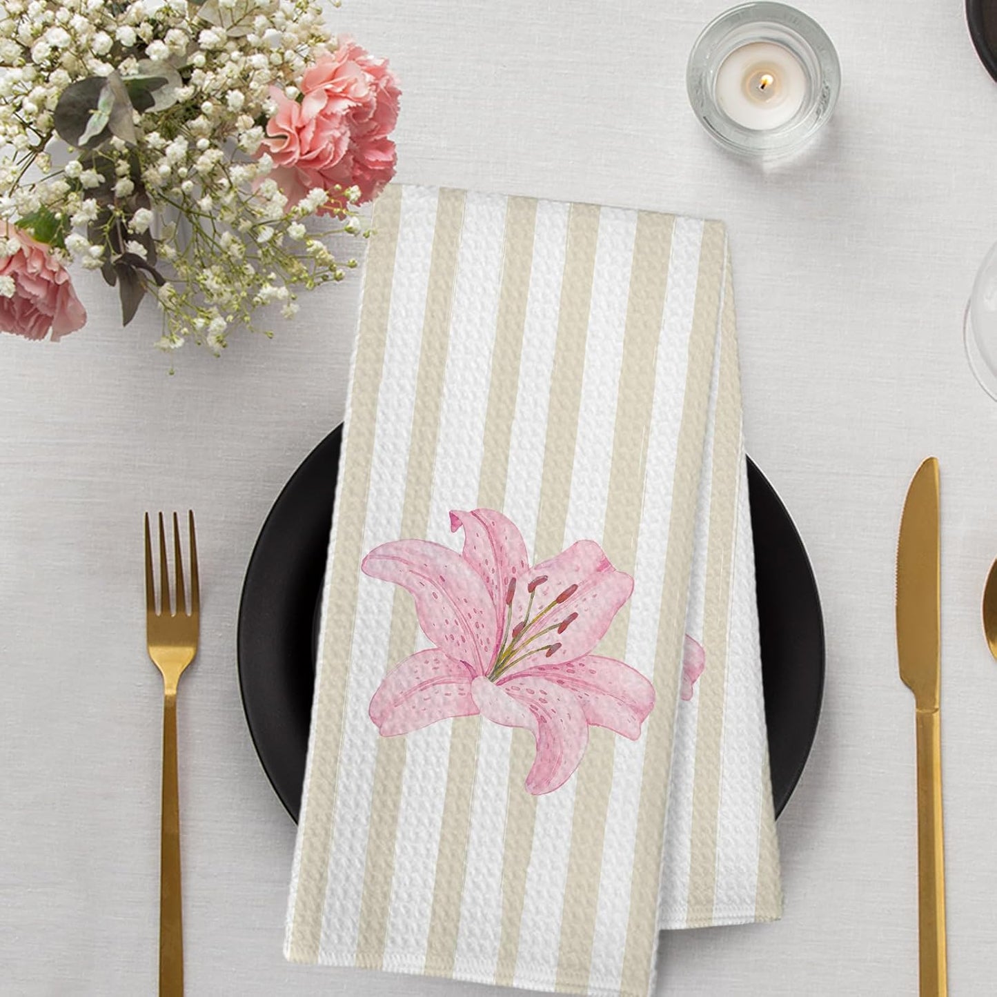 Toalla de cocina floral con lirios rosados y rayas beige