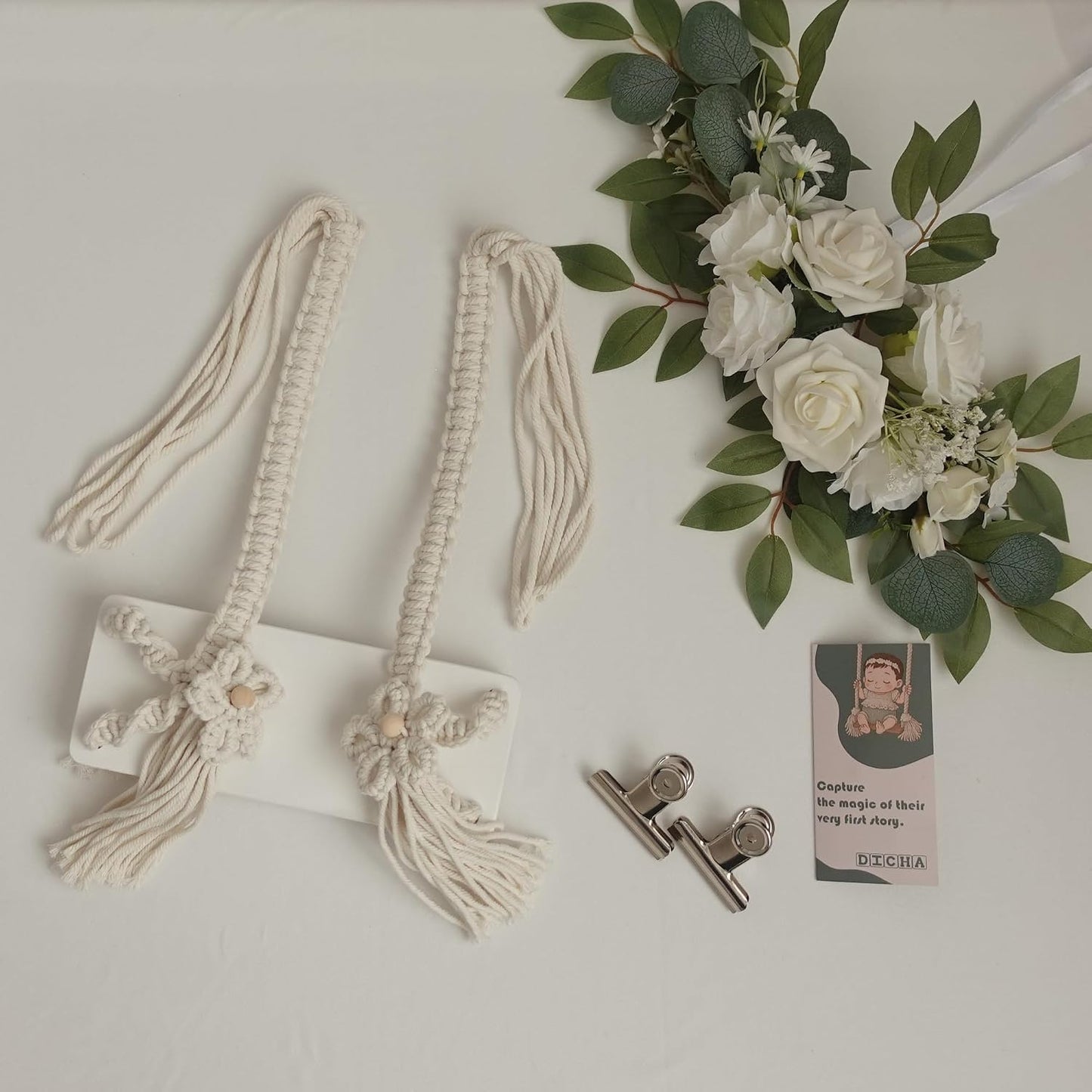 Accesorios macramé para bebé con clips de fondo madera blanca
