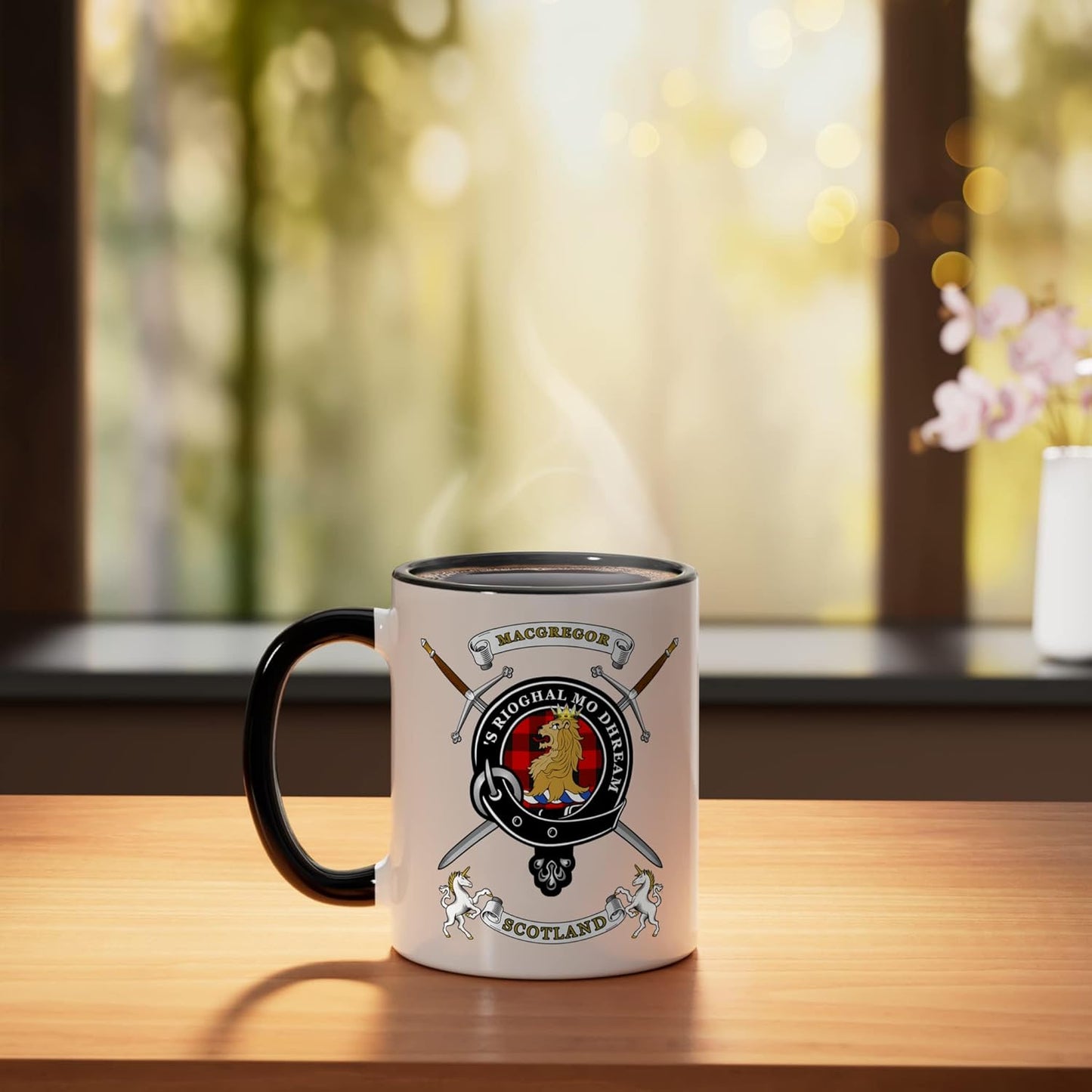 Taza cerámica MacGregor Clan Badge Rob Roy Tartan y espadas negra/blanca