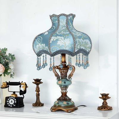 Lámpara mesa flores victorianas con mantel encaje vintage