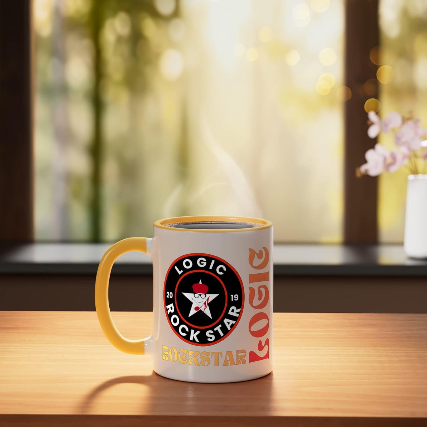 Taza de cerámica con emblema circular amarillo/blanco