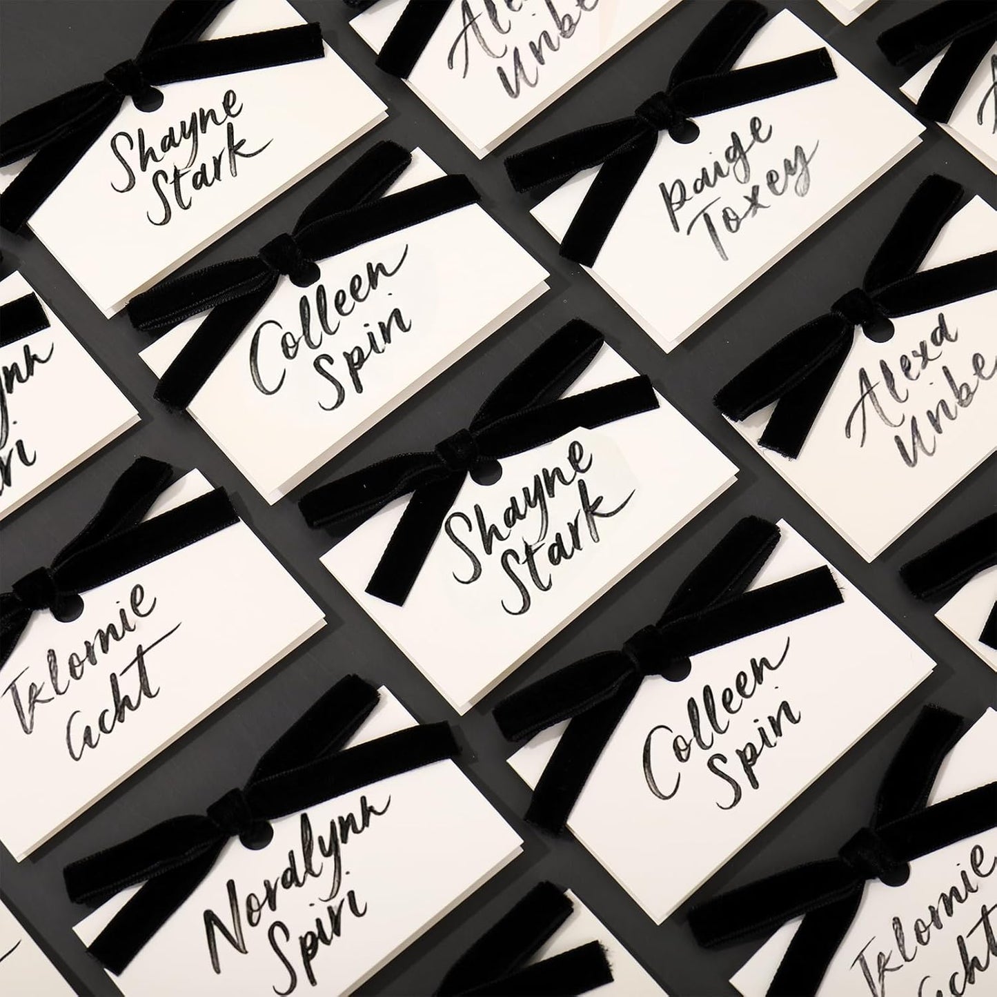 Tarjetas de terciopelo con lazo para mesa de boda, color negro y beige