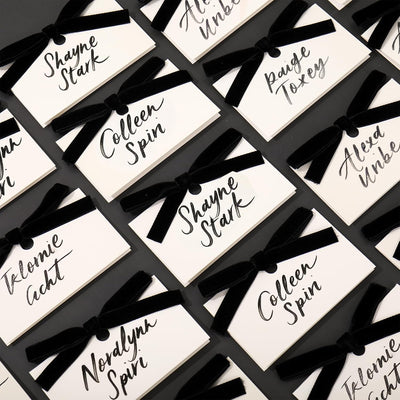 Tarjetas de terciopelo con lazo para mesa de boda, color negro y beige